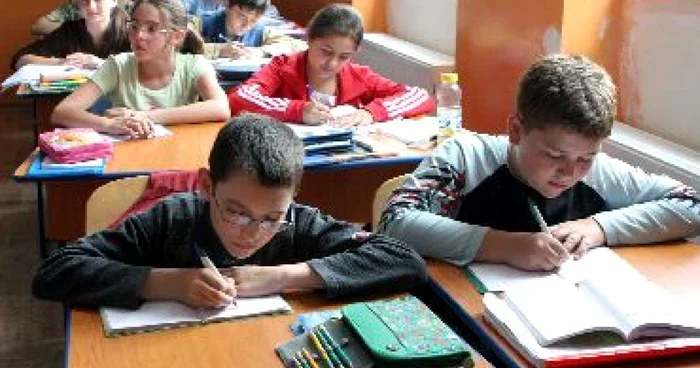 Bacău: Elevii din mediul rural au acces la burse de studiu