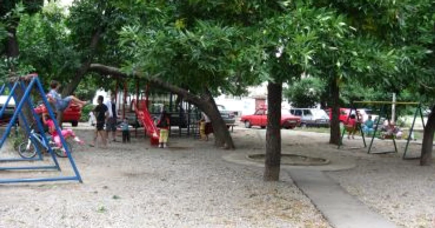 Ploieşti: Copiii îşi fac nevoile pe unde apucă, când se joacă în parcurile din Ploieşti