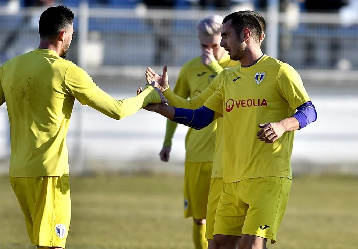 Fotbaliștii de la Petrolul Ploiești se felicită pentru victorieFoto: Sport Pictures