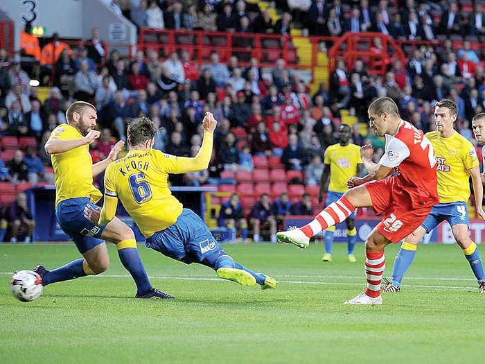 
    Şutul lui Ţucudean nu a putut fi respins de fundaşii adverşi  