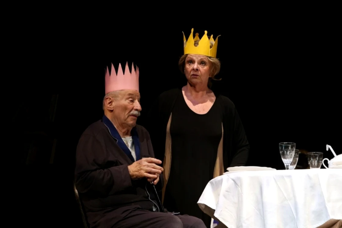 Regele moare