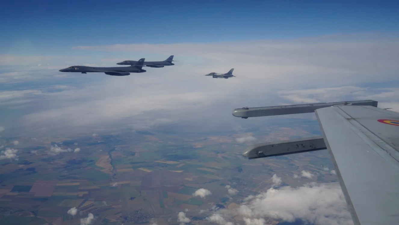 Două bombardiere strategice americane antrenamente comune deasupra României cu avioane ale Forţelor Aeriene Române FOTO MApN