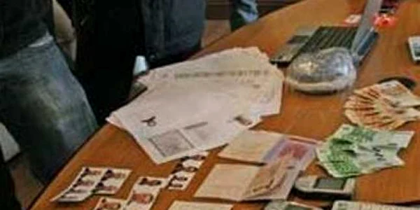 Italia: trei proxeneţi români îşi şantajau clienţii cu filmările partidelor de sex