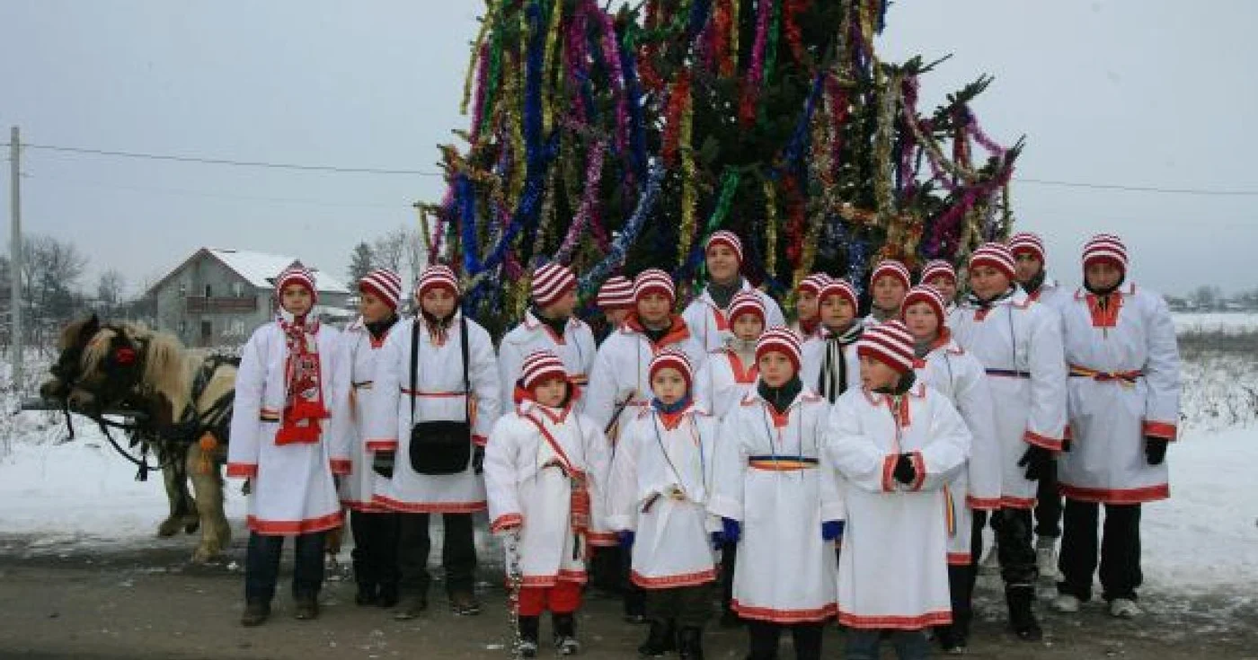 Copiii abia aşteaptă să-i colinde pe turişti. Foto: Adevarul. 