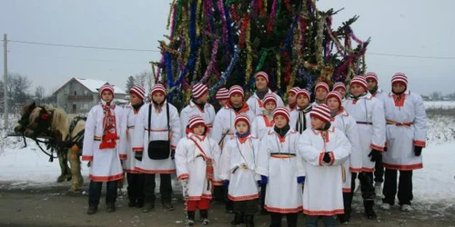 Copiii abia aşteaptă să-i colinde pe turişti. Foto: Adevarul.