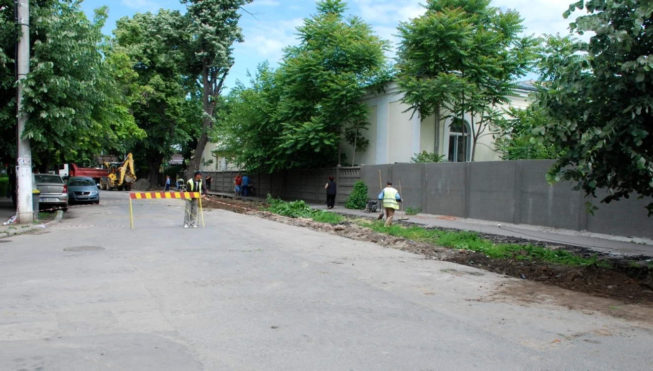 În prezent se amenajează 28 locuri de parcare noi, lângă gardul spitalului "Sf. Pantelimon"  FOTO Florentin Coman