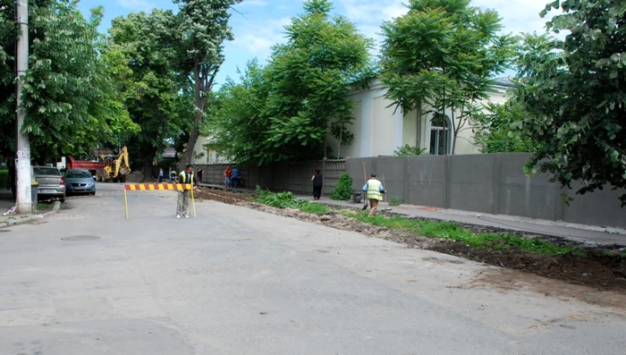 În prezent se amenajează 28 locuri de parcare noi, lângă gardul spitalului "Sf. Pantelimon"  FOTO Florentin Coman