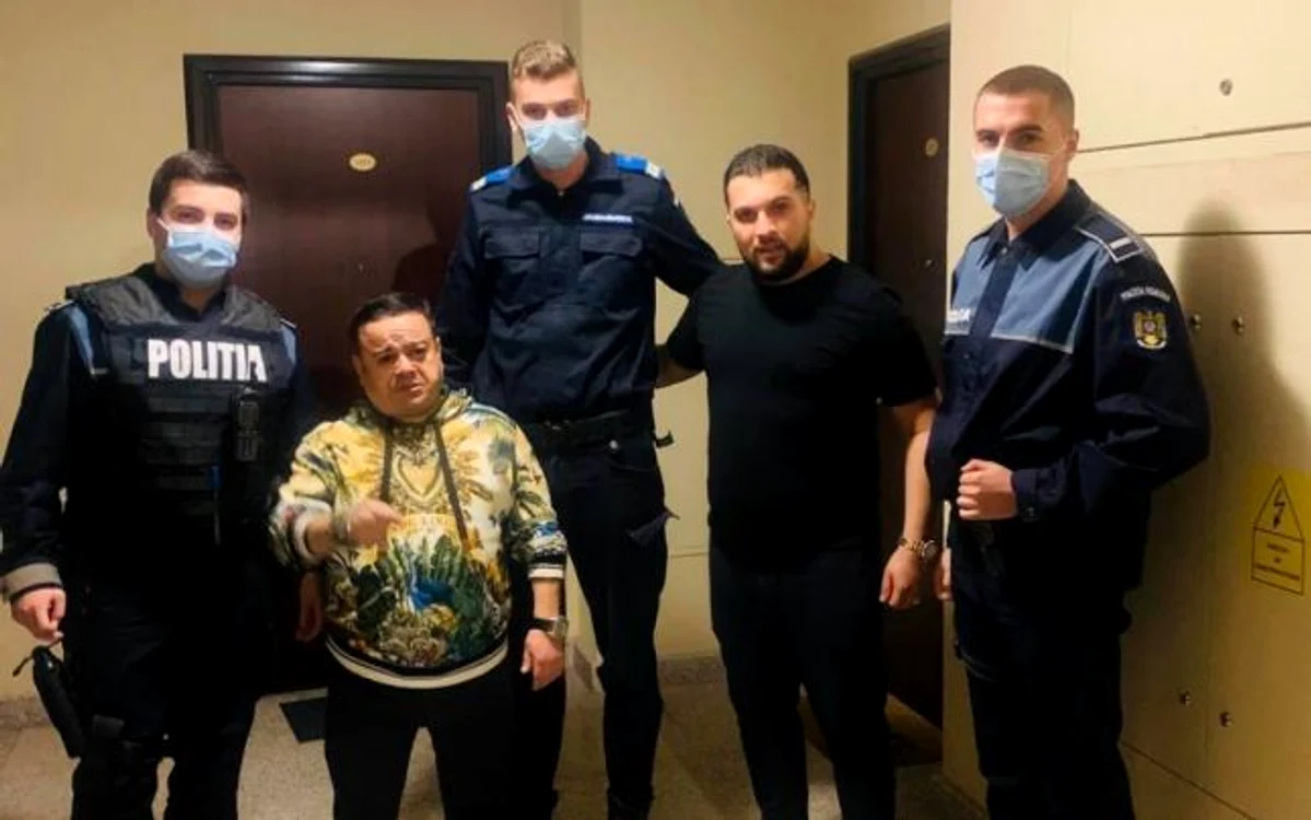La sfârşitul anului trecut, Adi Minune şi Tzanca Uraganul au fost prinși la o petrecere, iar ulterior au făcut poze cu agenții care i-au amendatFoto: Facebook