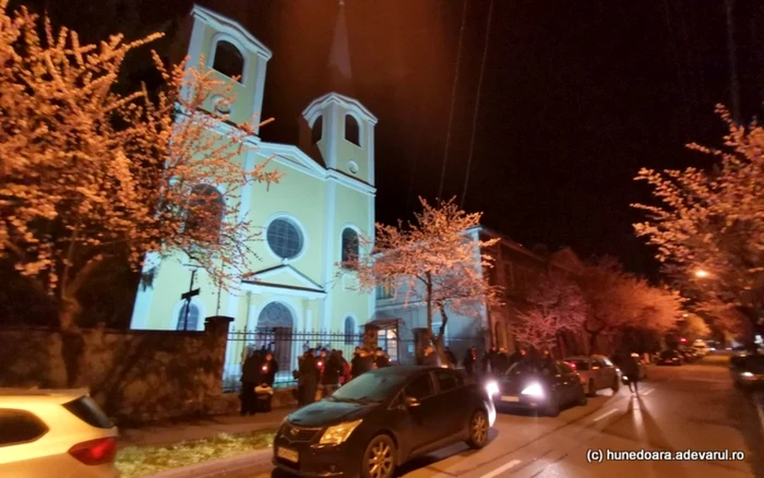 slujba de inviere biserica romano catolica din hunedoara foto daniel guta adevarul