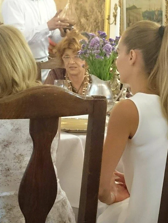 Cezara Dafinescu este de regulă o vedetă scumpă la vedere