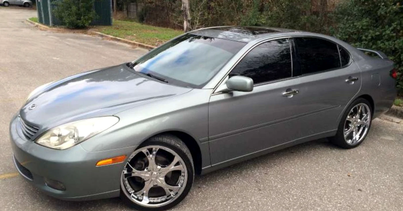Autoturismul Lexus ES 300, de tipul celui scos la vânzare de Fisc la Suceava