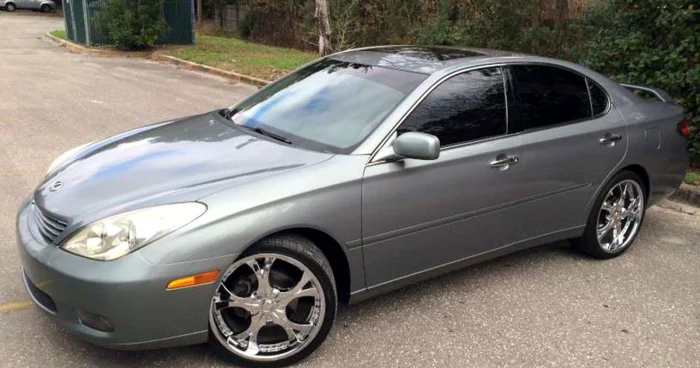Autoturismul Lexus ES 300, de tipul celui scos la vânzare de Fisc la Suceava