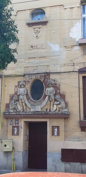 Simbolurile speciale de pe o clădire istorică din Vestul României. Ce legătură au cu masoneria