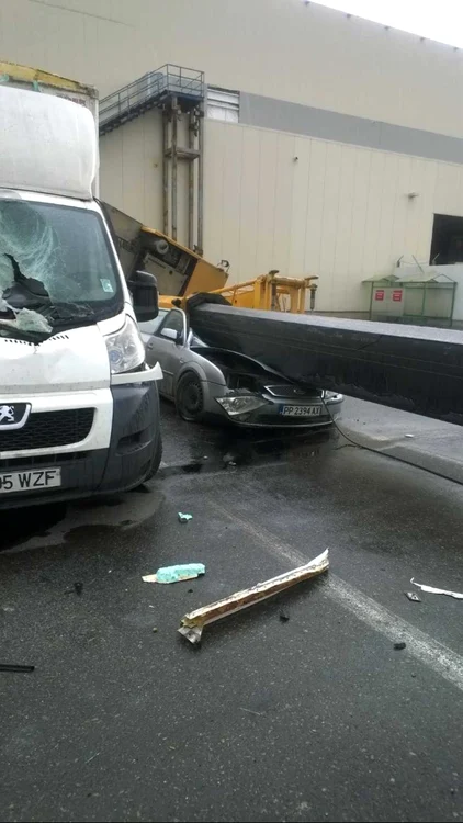 O macara s-a prăbuşit peste o maşină, în parcarea Iulius Mall Suceava