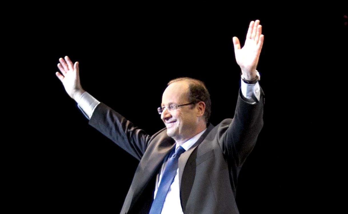 Înainte de vizita în România, François Hollande şi-ar fi oficializat relaţia cu actriţa Julie Gayet, care a apărut cu verighetă pe mânăFoto: AFP