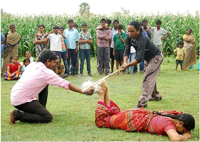Femeii se sparg nuci de cocos în cap, pe spate sau pe picioare. (Foto: Barcroft Media)