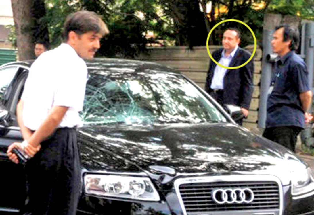 
    Silviu Ionescu  lângă Audi-ul  “ucigaş”, la Singapore  