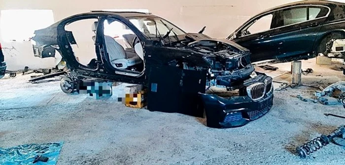 
    Mașinile de lux furate din străinătate erau dezmembrate și vândute pe bucățiFotografii: Poliția Română  