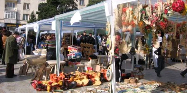 Artizanii se adună an de an în Bănie pentru a prezenta obiecte specifice regiunii lor.