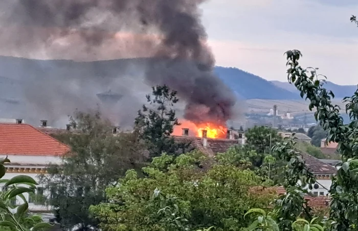 Focul a distrus acoperișul unei clădiri dezafectate FOTO Facebook/ Lascu Gabriela