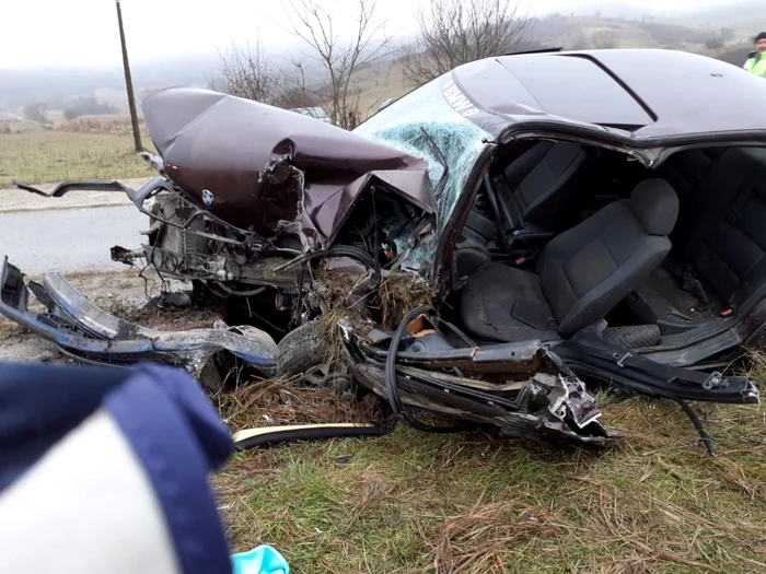 Accident cu două victime încarcerate în Ocnele Mari - Vâlcea Foto Adevărul 1.jpeg