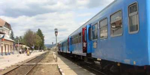 Trenul 2061 a fost blocat în Gara Câineni 