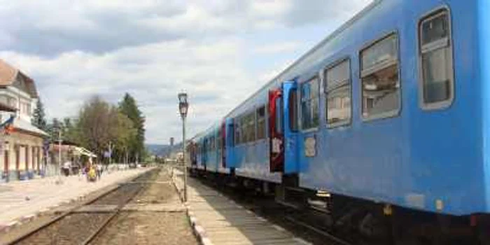 Trenul 2061 a fost blocat în Gara Câineni 