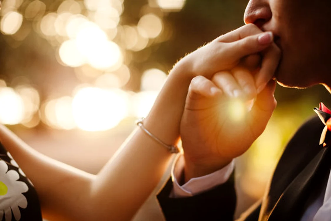 Sărutul mâinii unei femei poate fi considerat agresiune sexuală FOTO: Adobe Stock