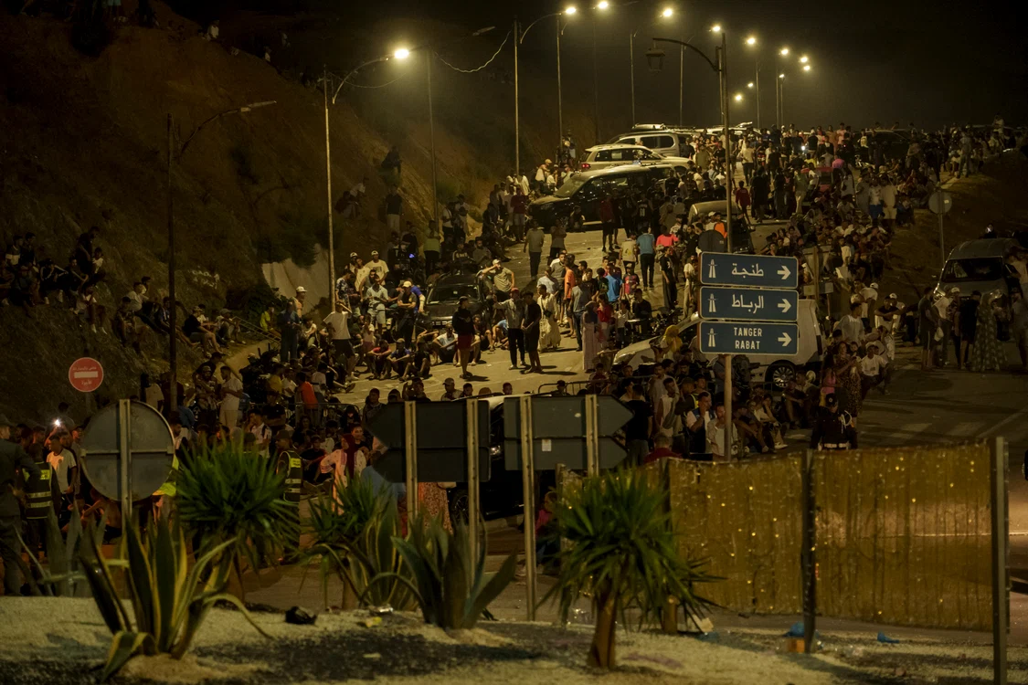Mii de migranți din Maroc au încercat să ajungă în Ceuta FOTO AFP
