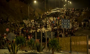 Mii de migranți din Maroc au încercat să ajungă în Ceuta FOTO AFP