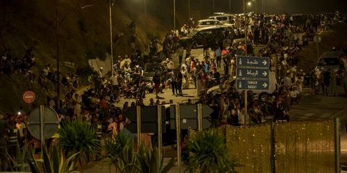 Mii de migranți din Maroc au încercat să ajungă în Ceuta FOTO AFP