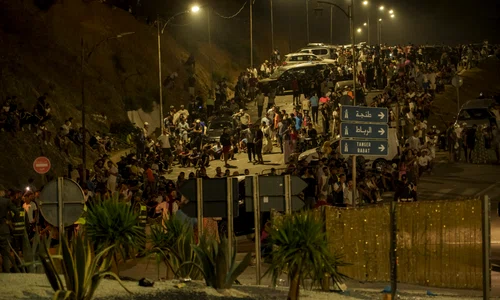 Mii de migranți din Maroc au încercat să ajungă în Ceuta FOTO AFP