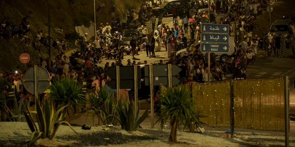 Mii de migranți din Maroc au încercat să ajungă în Ceuta FOTO AFP