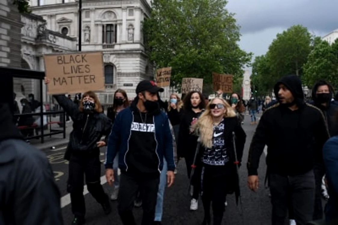 
    Chiar dacă e în cârje, Madonna a protestat pe străzile Londreifoto: Profimedia  