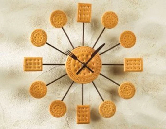 Ceas de perete cu biscuiţi, ideal pentru bucătărie, la decorix.ro