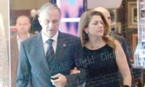 Cei doi SPP işti nu  i au scăpat nici o clipă din ochi pe soţii Geoană (foto: Mihai Ionescu) jpeg