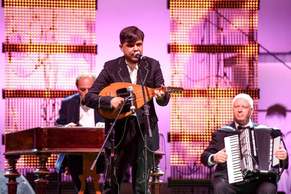 Cobzarul Bogdan Mihai Simion doctor lăutar Foto Bogdan Movileanu