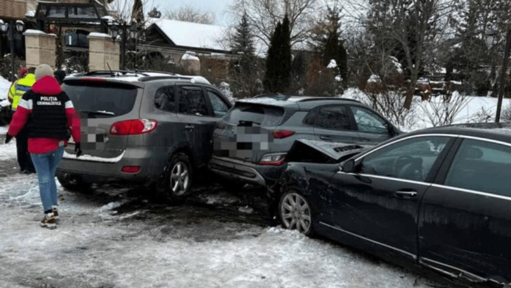 Femeie rănită în curtea unei pensiuni din Neamț, într-un accident rutier cu cinci maşini