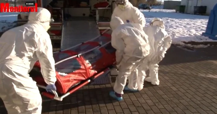 Pacienta din Suceava suspectată de coronavirus a fost scăpată cu targaFoto: captură Monitorul de Suceava
