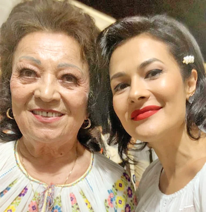 
    Maria Ciobanu și  Olguța Berbec, la spectacolul  din localitatea Bogați  