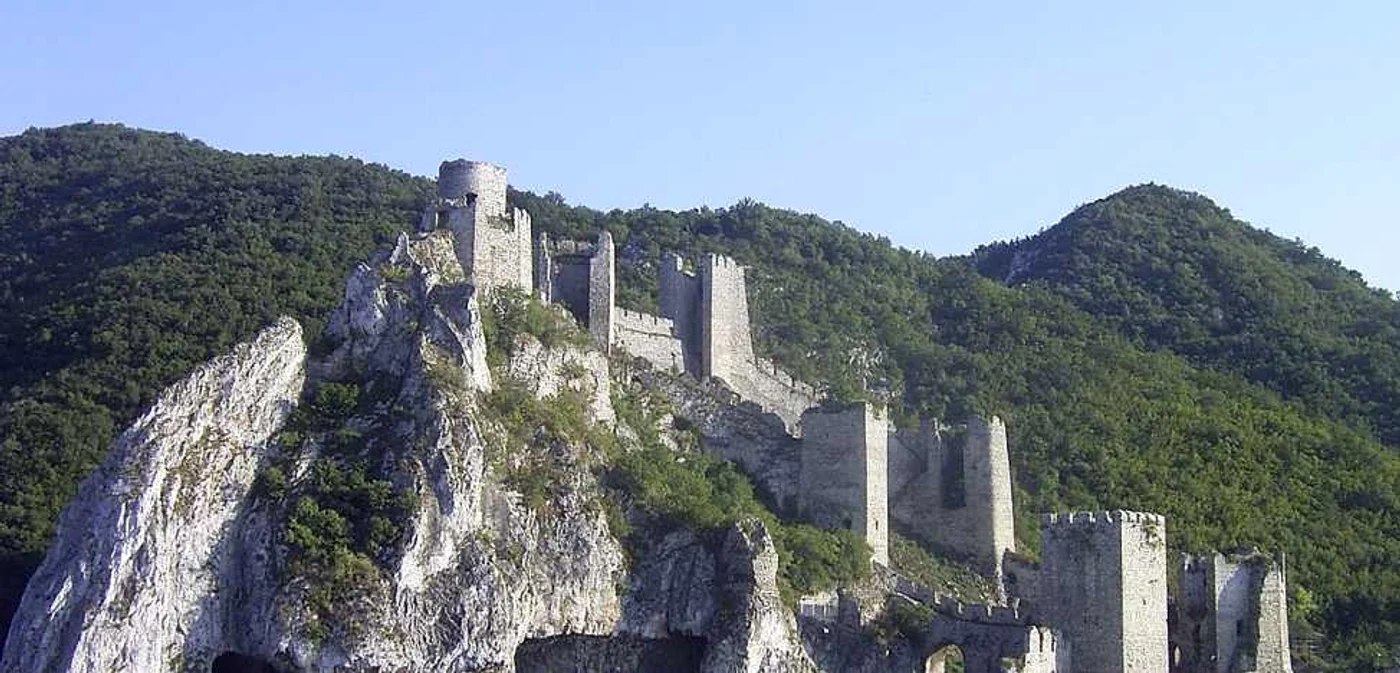 Cetatea Golubăţ de pe malul drept al Dunării FOTO wikipedia.org