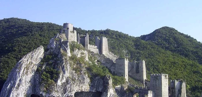 Cetatea Golubăţ de pe malul drept al Dunării FOTO wikipedia.org