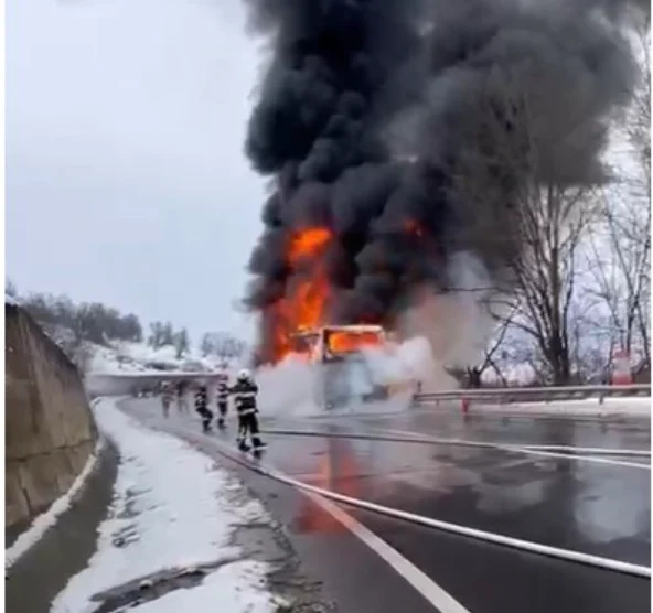 Autocar cu aproape 50 de pasageri, cuprins de flăcări pe o șosea din județul Mureș