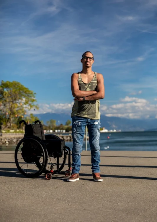 David Mzee a rămas paralizat în 2010, dar în 2018 a învăţat să meargă din nou