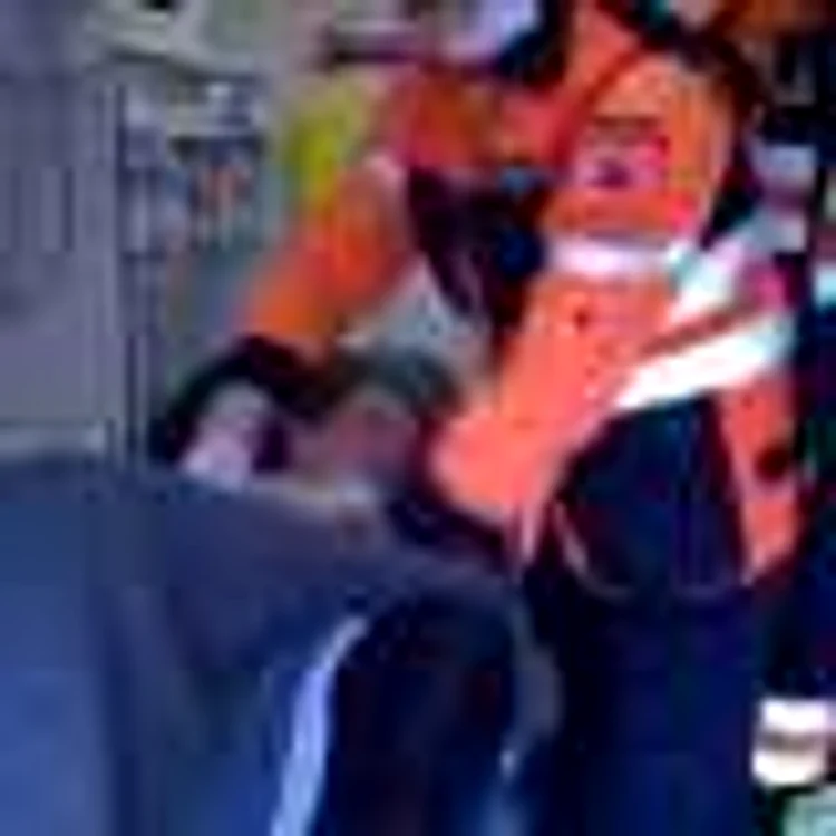 Minora de 15 ani a fost linistită cu greu de cadrele medicale de pe Ambulanţă  FOTO: Adevărul