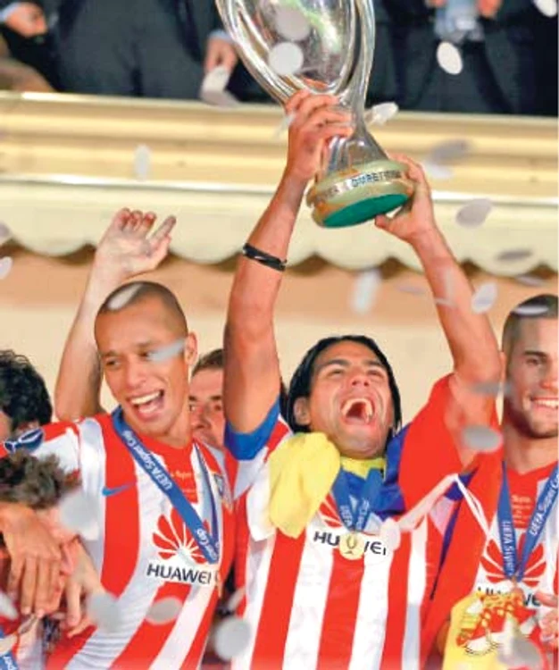 
    Omul meciului, Falcao,  cu Supercupa deasupra  capului  