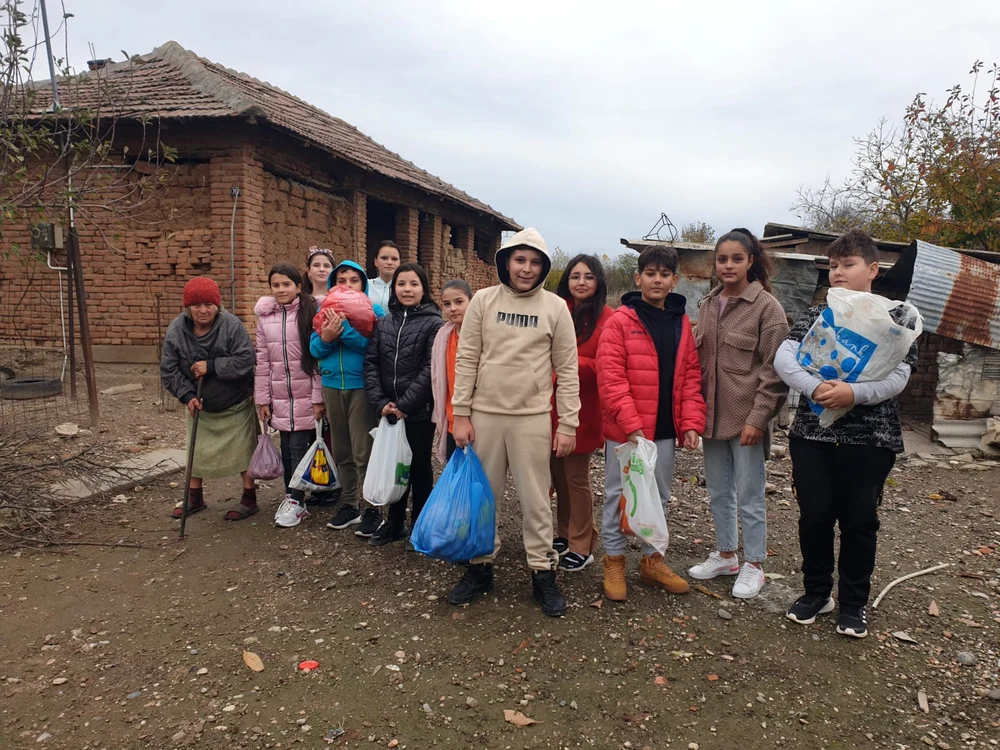 Profesoara vizitează cu elevii săi copii părăsiți de propriile familii FOTO arhiva personală