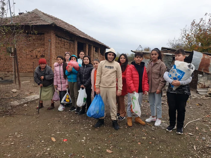 Profesoara vizitează cu elevii săi copii părăsiți de propriile familii FOTO arhiva personală