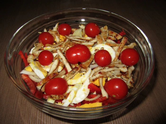 
    Salată de pui cu roşii cherry  