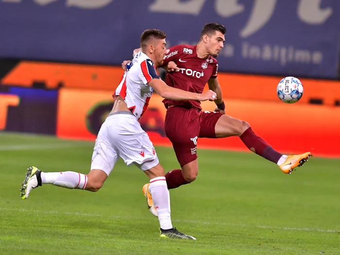 
    Denis Ciobotariu își dispută balonul cu Milan Pavkov (Steaua Roșie Belgrad)Foto: sportpictures.eu  